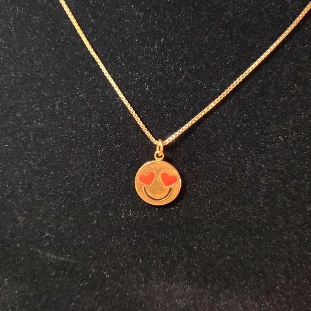 Kate Spade Elegant Lovestruck Gold Smiley Face With Red Heart Eyes Necklace